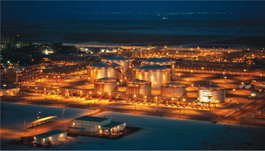 With the setting sun, the gleaming lights of the Manifa causeway and its branches are more easily discernible, showcasing an intricate web of roads, oil pipelines, and towering rigs – an extraordinary network of continuous work and production.